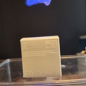 r.e.m. beauty Sweetener Concealer Tan 1N